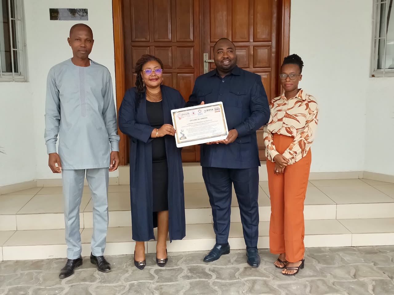 Remise du diplôme NIL AWARDS au Médiateur de la République